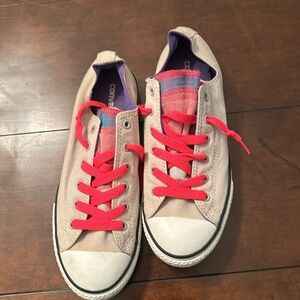 Women’s size 8 converse all-star tennis shoes w/ hot pink laces & tulle tongue.